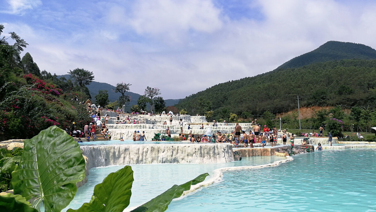 布透溫泉 在廣西上思縣城外約5公里處。&ldquo;布透&rdquo;是壯語的譯音,&ldquo;布&rdquo;是井的意思,&ldquo;透&rdquo;是溫熱的意思,合起來就是&ldquo;溫熱的井&rdquo;的意思。